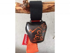 Swisstrailbell handbemalt mit orangem Biker, Band orange